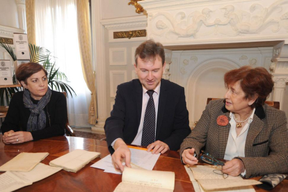 Milagros Moratinos (i.), Javier Lacalle y Elena Cortés Gómez, durante la firma del convenio en Castilfalé.-Israel L. Murillo