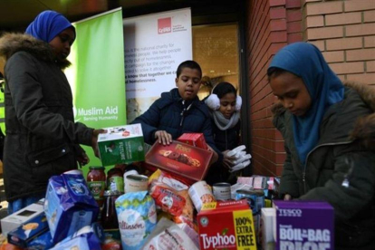 Niños en el Reino Unido recibiendo ayuda humanitaria.-REUTERS