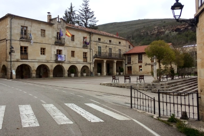 La plaza del Ayuntamiento de Sedano, habitualmente repleta de vehículos aparcados, estaba ayer completamente vacía. ECB