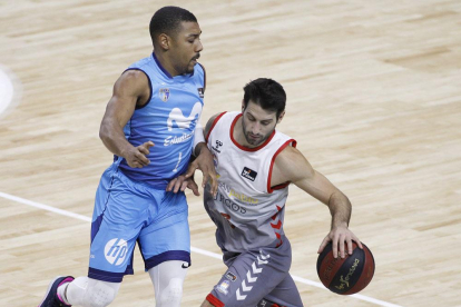 Fitipaldo mantiene la posesión ante la defensa del jugador del Estudiantes Pressey, ayer.-ACB PHOTO / E. CANDEL