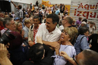 El exlíder del PSOE y candidato a las primarias Pedro Sánchez saluda a militantes socialistas en Viladecans, este jueves.-JULIO CARBÓ