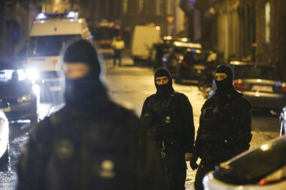 Varios antidisturbios vigilan los accesos cerrados a la calle donde se llevó a cabo una operación antiterrorista en la ciudad de Verviers.-Foto: EFE