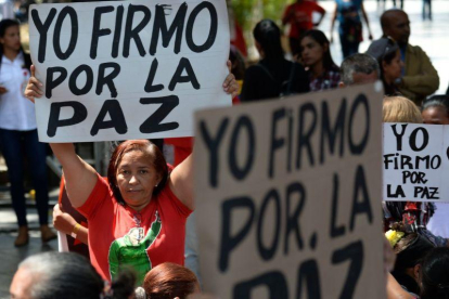 Simpatizantes de Nicolás Maduro apoyan la propuesta de envíar una carta al pueblo de los EEUU pidiendo paz.-AFP