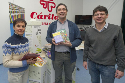 Pilar Pérez-Canales, Fernando García Cadiñanos (c.) y Álvaro Manso, ayer en el acto de entrega.-Israel L. Murillo