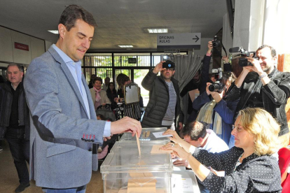 Ibáñez, en el momento de votar en su colegio electoral.-ISRAEL L. MURILLO