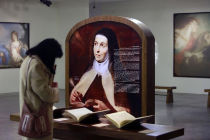 Una visitante lee los autógrafos de la Santa frente a una imagen del retrato de ella que pintó Rubens.-Raúl Ochoa