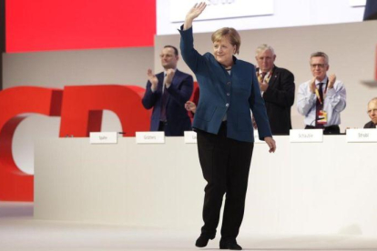 La cancillera alemana, Angela Merkel, se despide de los asistentes al congreso de la CDU, en Hamburgo.-MICHAEL SOHN (AP)