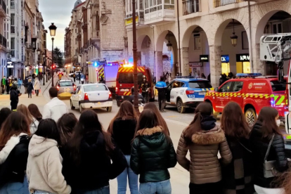 Expectación en la calle Santander por el despligue de los bomberos y la policía local. ECB