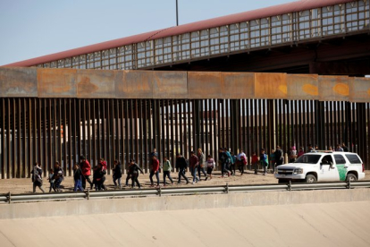 Oficiales migratorios de los Estados Unidos vigilan a los detenidos.-REUTERS