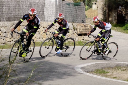 Igor Merino, David Belda y Jesús del Pino durante un entrenamiento.-
