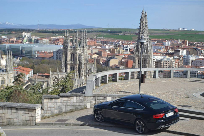 Desde el mirador, el Audi contempla la majestuosa Catedral y ésta le devuelve la admiración a las líneas elegantes del modelo A5 que probamos.-HÉCTOR FUSTEL