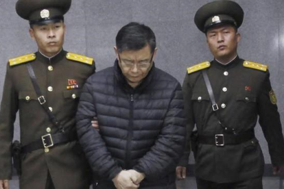 Lim Hyeon-soo, escoltado por dos policías norcoreanos después de conocer la sentencia.-AP / JON CHOL JIN