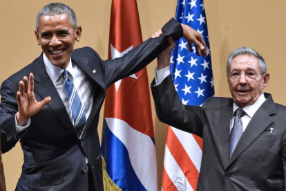 Barack Obama y Raúl Castro, durante su encuentro en La Habana, el año pasado.-AFP / NICHOLAS KAMM
