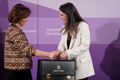 Irene Montero, la ministra de Igualdad, en el intercambio de carteras con Carmen Calvo, la anterior ministra del ramo.-JOSÉ LUIS ROCA