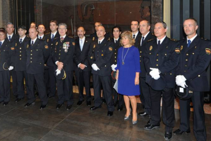 Imagen de todos los condecorados junto al comisario y al subdelegado del Gobierno-Israel L. Murillo