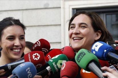 La portavoz de Unidos Podemos en el Congreso, Irene Montero, y la alcaldesa de Barcelona, Ada Colau-J P GANDUL (EFE)