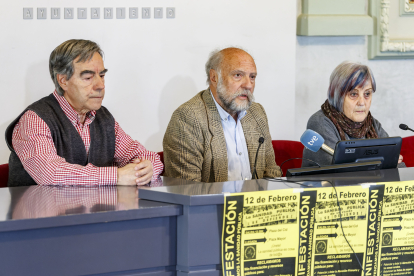 De izquierda a derecha, Francisco Pérez, José Antonio Ayllón y Raquel Alonso durante la presentación de la convocatoria de manifestación de Sanidad Pública. SANTI OTERO