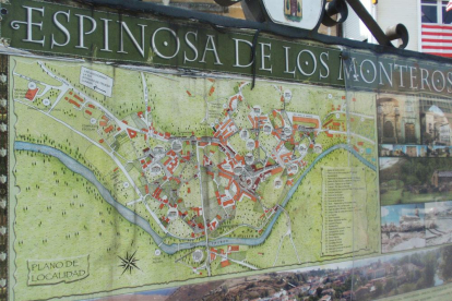 El alcalde recuerda que la villa está rodeada de montañas, de las que llega el agua que avivan los tres arroyos.-ECB