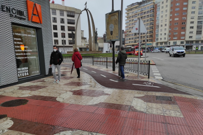 Imagen del carril bici habilitado entre Reyes Católicos y Plaza España. ECB