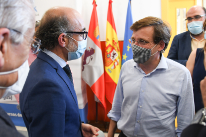 El consejero de Cultura, Javier Ortega, conversa con el alcalde de Madrid, José Luis Martínez Almeida. ICAL