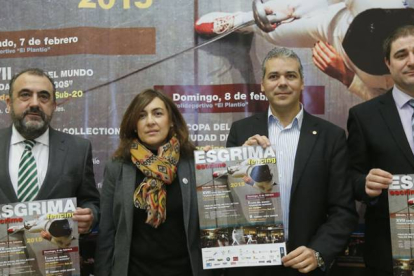 Alfonso Ruiz, Blanca González, Daniel Bravo y Carlos Zayas antes de la comparecencia de prensa con el cartel de la prueba burgalesa.-RAÚL G. OCHOA