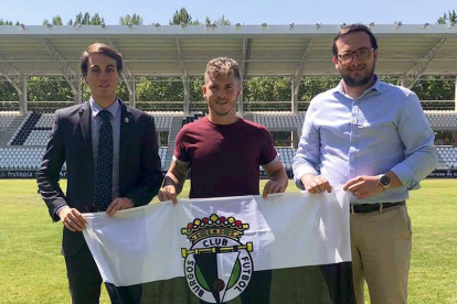JUanma posó ayer junto a FRanco Caselli y Luis Belli.-@BURGOSCF