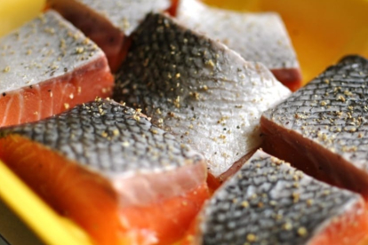 El salmón aporta 181mg de calcio por cada 100g.
