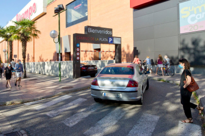 Los delincuentes actúan en las zonas de aparcamiento de los centros comerciales. ISRAEL L. MURILLO