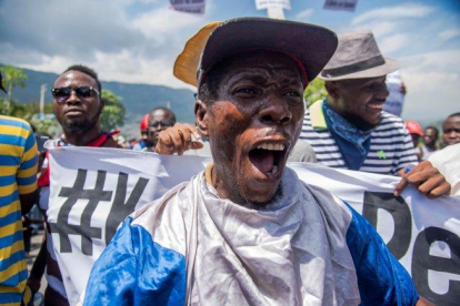 Las protestas se extendieron también a la ciudad de Los Cayos, donde los manifestantes cerraron las puertas de varias oficinas gubernamentales-EFE