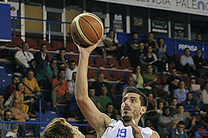 Fornas lanza a canasta ante Otegui en un Palencia-San Pablo de la pasada temporada.-MARÍA GONZÁLEZ / CB MIRAFLORES