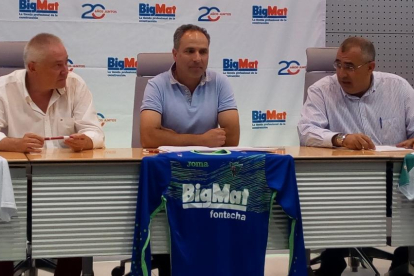 Momento de la presentación de Ramón Herreros 'Chino' como entrenador del BigMat Fontecha Juventud, ayer.-ECB