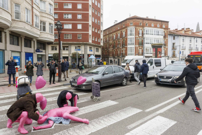 Los actores de Ronco Teatro representan el atropello de una mujer en un cruce de peatones de la calle Madrid. SANTI OTERO