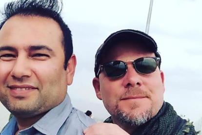 El fotoperiodista estadounidense David Gilkey, que trabajaba para NPR, y su intérprete afgano Zabihulá Tamana.-MONIKA EVSTATIEVA