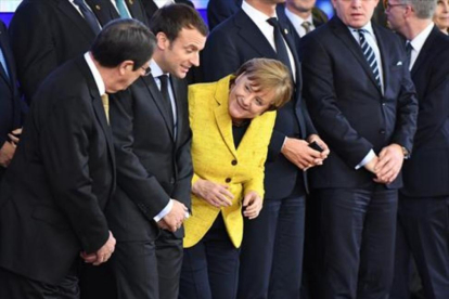 Nicos Anastasiades habla con Angela Merkel, con Emmanuel Macron en medio, en una reciente reunión comunitaria en Bruselas.-/ AFP/EMMANUEL DUNAND
