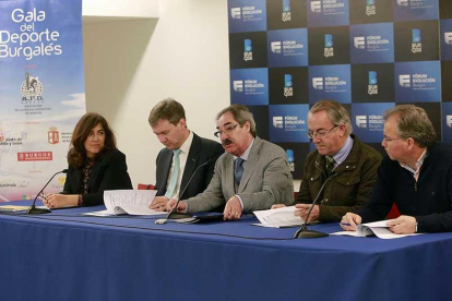 Representantes institucionales presidieron el acto de presentación de las Jornadas del Deporte, celebrado ayer.-RAÚL OCHOA