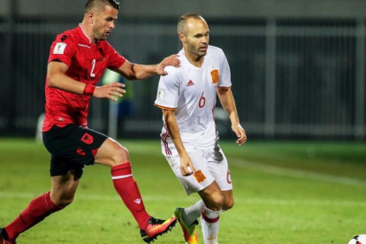 Iniesta, en su reciente partido con la selección ante Albania.-EFE / ARMANDO BABANI