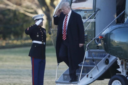 Trump, a su llegada con el helicóptero presidencial a la Casa Blanca.-AP / PABLO MRTÍNEZ MONSIVAIS