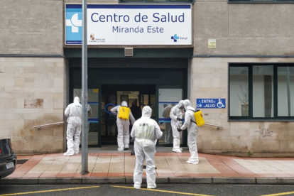 Los efectivos de la UME en el centro de Salud Miranda Este. ECB
