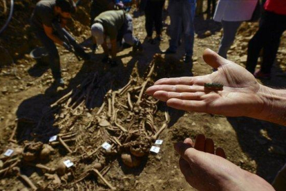 Una de las balas halladas en los cuerpos de víctimas de la guerra civil española en Pamplona.-AP / ÁLVARO BARRIENTOS