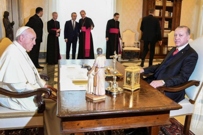 El Papa Francisco con Erdogan, este lunes 5 de febrero, en el Vaticano.-REUTERS / ALESSANDRO DI MEO