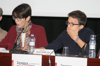 El diputado nacional de Podemos Íñigo Errejón (d) acompañado de la presidenta de las Cortes de Aragón, Violeta Barba (i) durante la mesa redonda sobre la renta básica en la que han participado en Zaragoza.-EFE / JAVIER CEBOLLADA