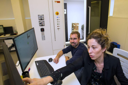 Uno de los pasos más importantes es el escaneado. Se realiza en el laboratorio de Microtomografía Computerizada. El técnico David Larreina y Marina Lozano analizan una de las piezas escaneadas con el MicroCT de última tecnología que tienen detrás. TOMÁS ALONSO