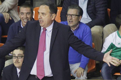 Andreu Casadevall hace un gesto de desaprobación durante un partido de la pasada temporada.-SANTI OTERO