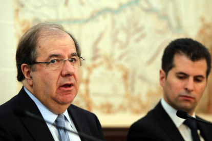 El presidente de la Junta de Castilla y León, Juan Vicente Herrera, firma un acuerdo sobre temas de Comunidad con los portavoces de los grupos parlamentarios. Junto a él, el portavoz del PSOE, Luis Tudanca-Ical