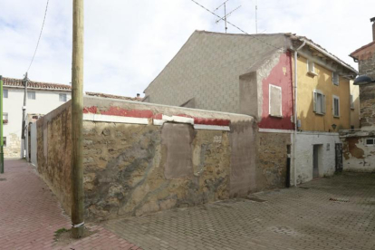 Imagen de una de las casas derribadas en Villatoro como consecuencia de las grietas generadas por las filtraciones.-RAÚL G. OCHOA
