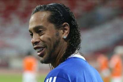 Ronaldinho Gaúcho jugó en el París Saint-Germain, Barcelona y Milan.-EFE / AHMED ALFARDAN