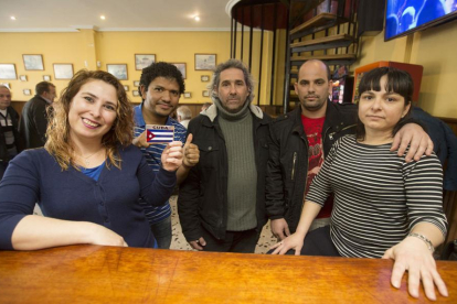 Grupo de cubanos en el Bar Ibeas que regenta Kirenia.-RAÚL OCHOA