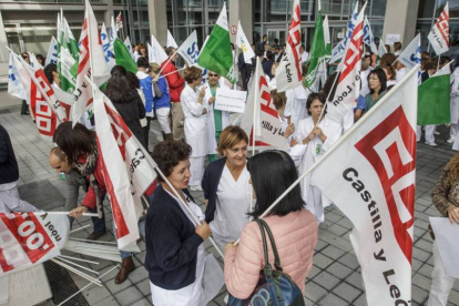 Un numeroso grupos de empleados del Hospital Universitario de Burgos protestó ayer frente a las puertas del centro, convocados por los sindicatos.-SANTI OTERO