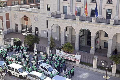 Los manifestantes lucieron chalecos verdes y cortaron la calle Vitoria para defender ante la Subdelegación el futuro de la actividad agraria.-ECB