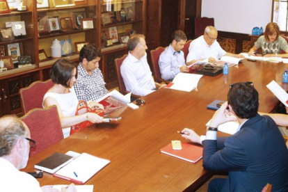 La reunión con los empresarios estuvo presidida por la alcaldesa de Miranda, Aitana Hernando.-E.M.